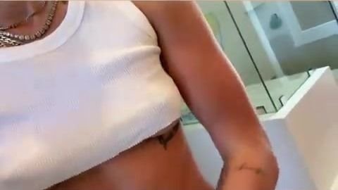 Miley Cyrus Underboob & Sexy Twerking (15 Pics + GIF & Video)