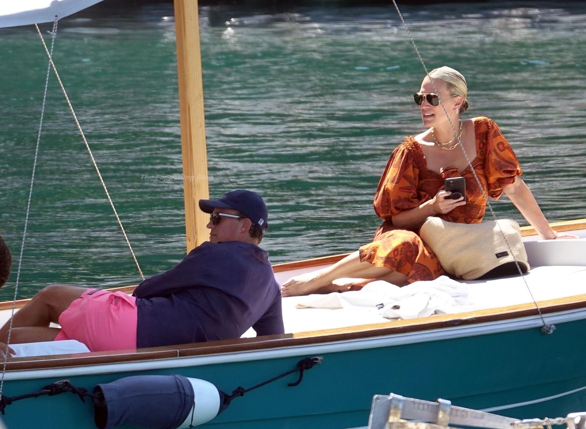 Molly Sims & Scott Stuber Enjoy a Relaxing Sea Holiday in Capri (62 Photos) [Updated]