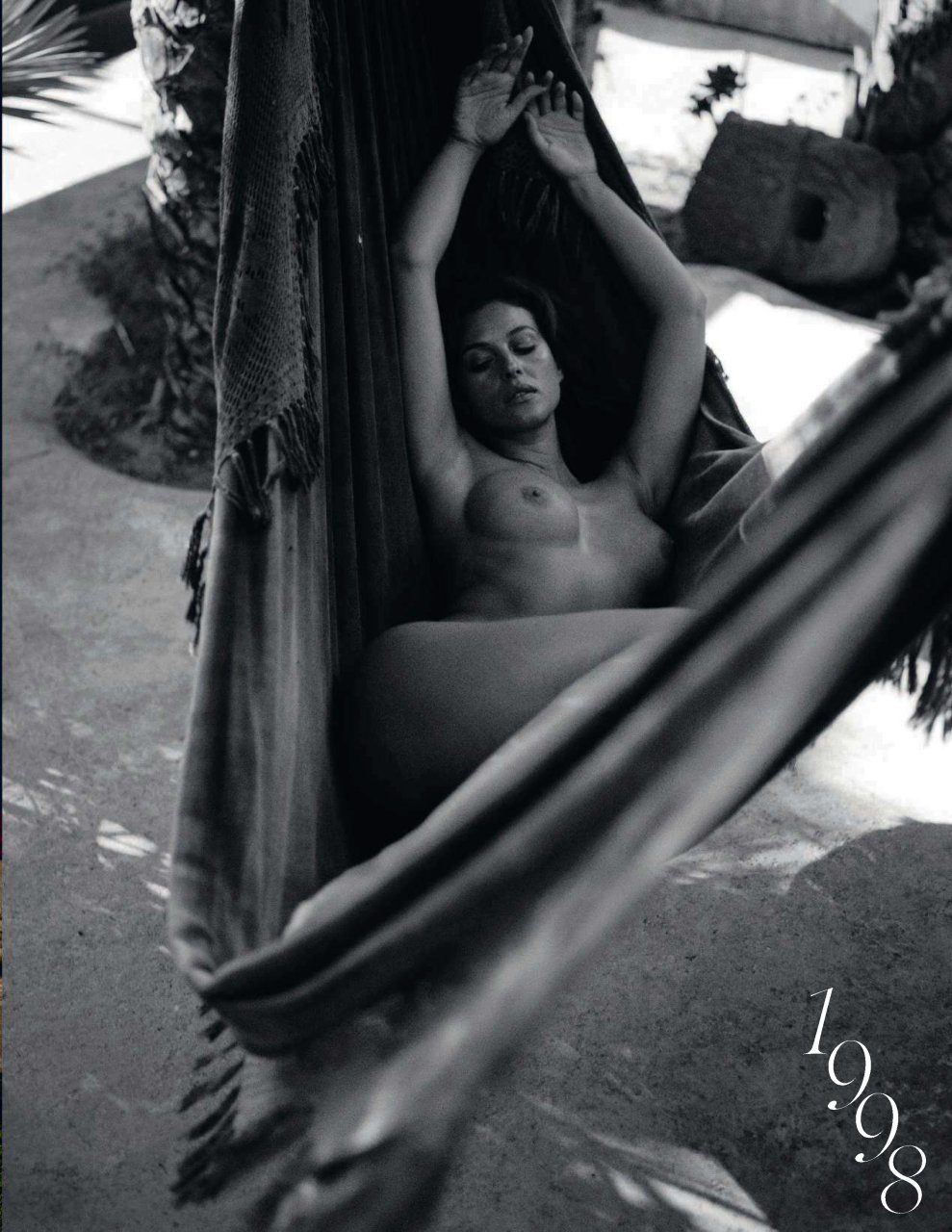 Monica Bellucci Nude & Sexy (17 Photos)