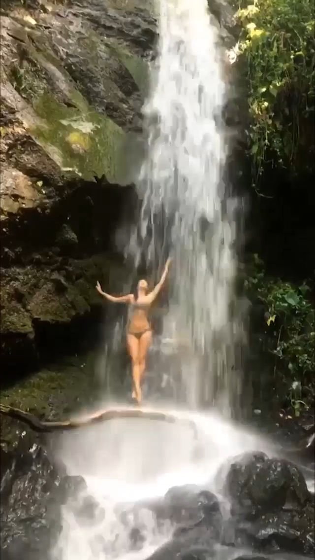 Nicole Scherzinger Sexy (9 Pics + GIFs)
