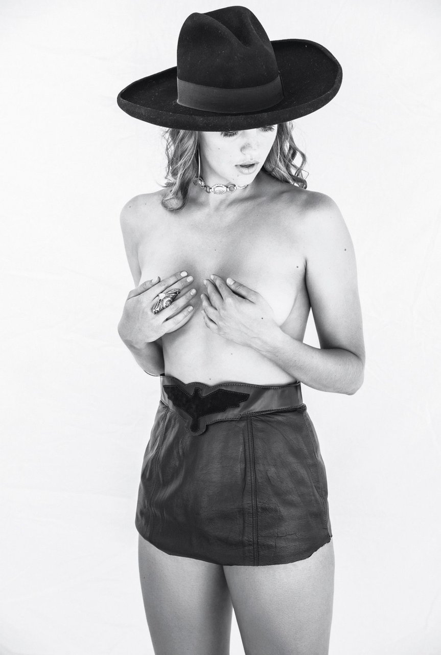 Olivia Brower Nude & Sexy (9 Photos)