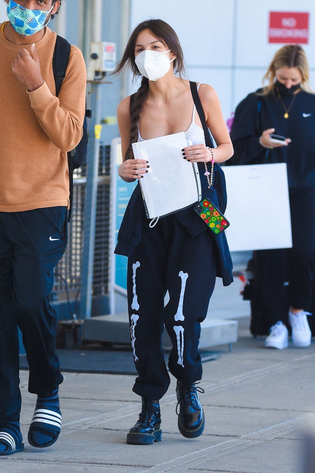 Olivia Rodrigo Arrives at JFK Airport in NYC Ahead of her SNL Performance (16 Photos)