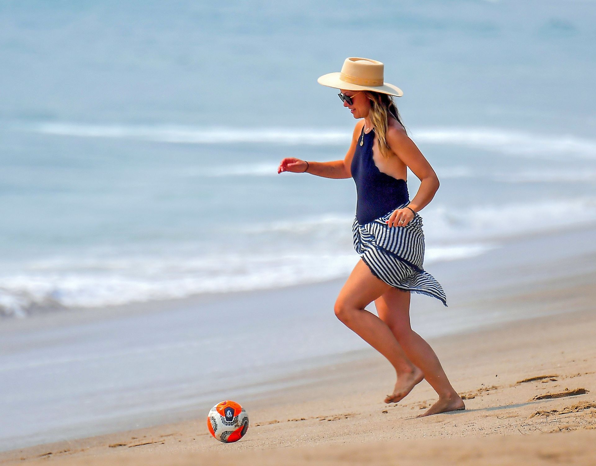 Olivia Wilde & Jason Sudeikis are All Smiles on the Beach in Malibu (20 Photos)