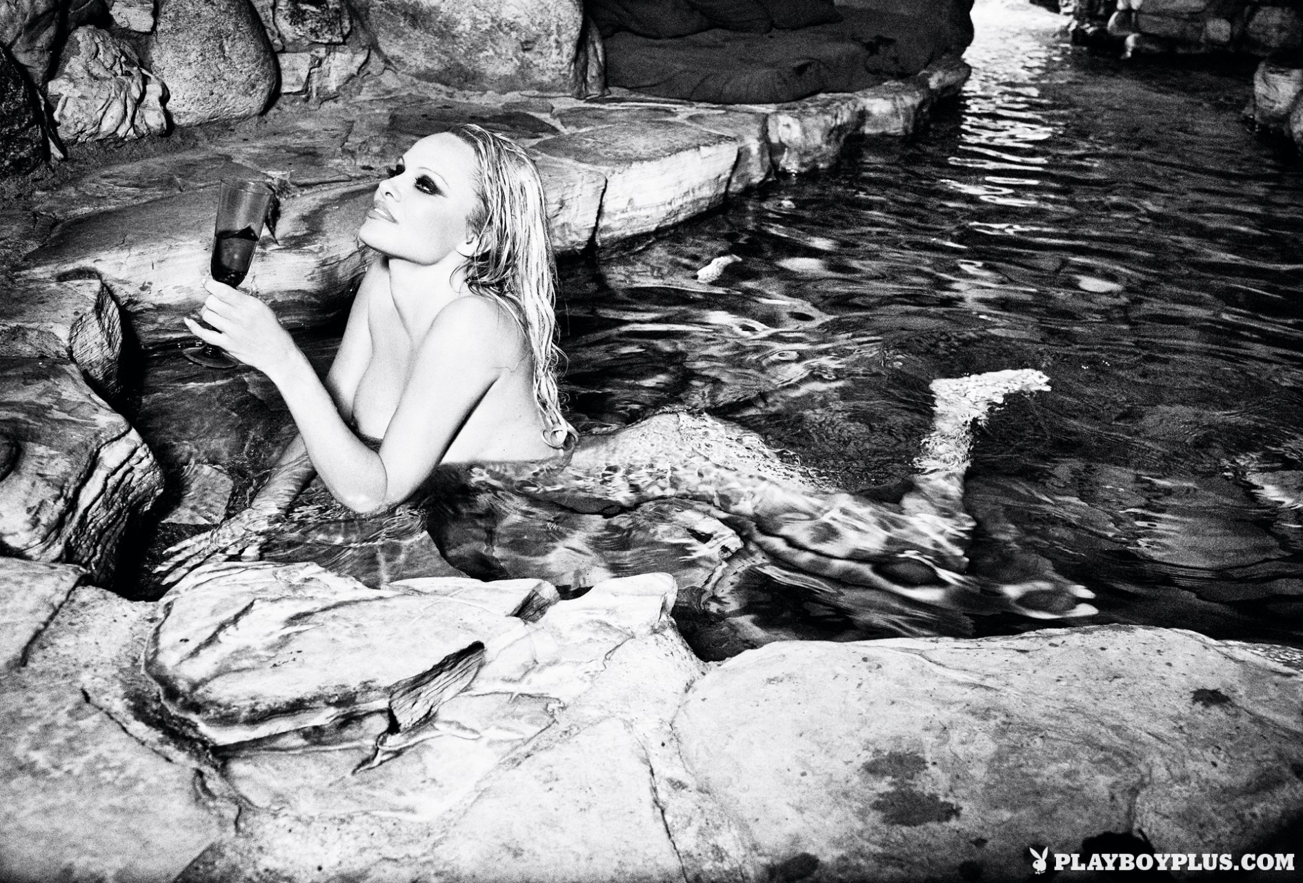 Pamela Anderson Nude (15 Photos)