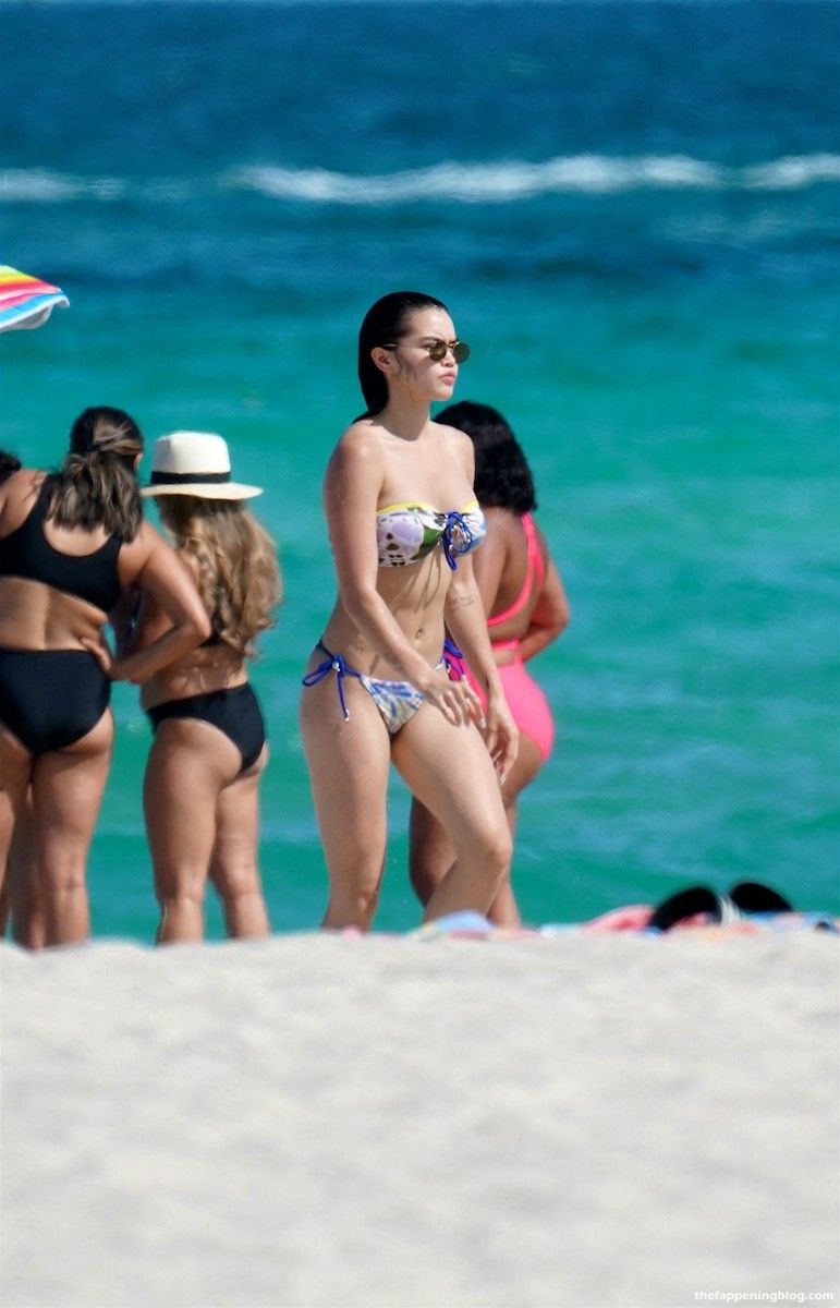 Paris Berelc Looks Hot in a Bandeau Bikini at the Beach in Miami (20 Photos)