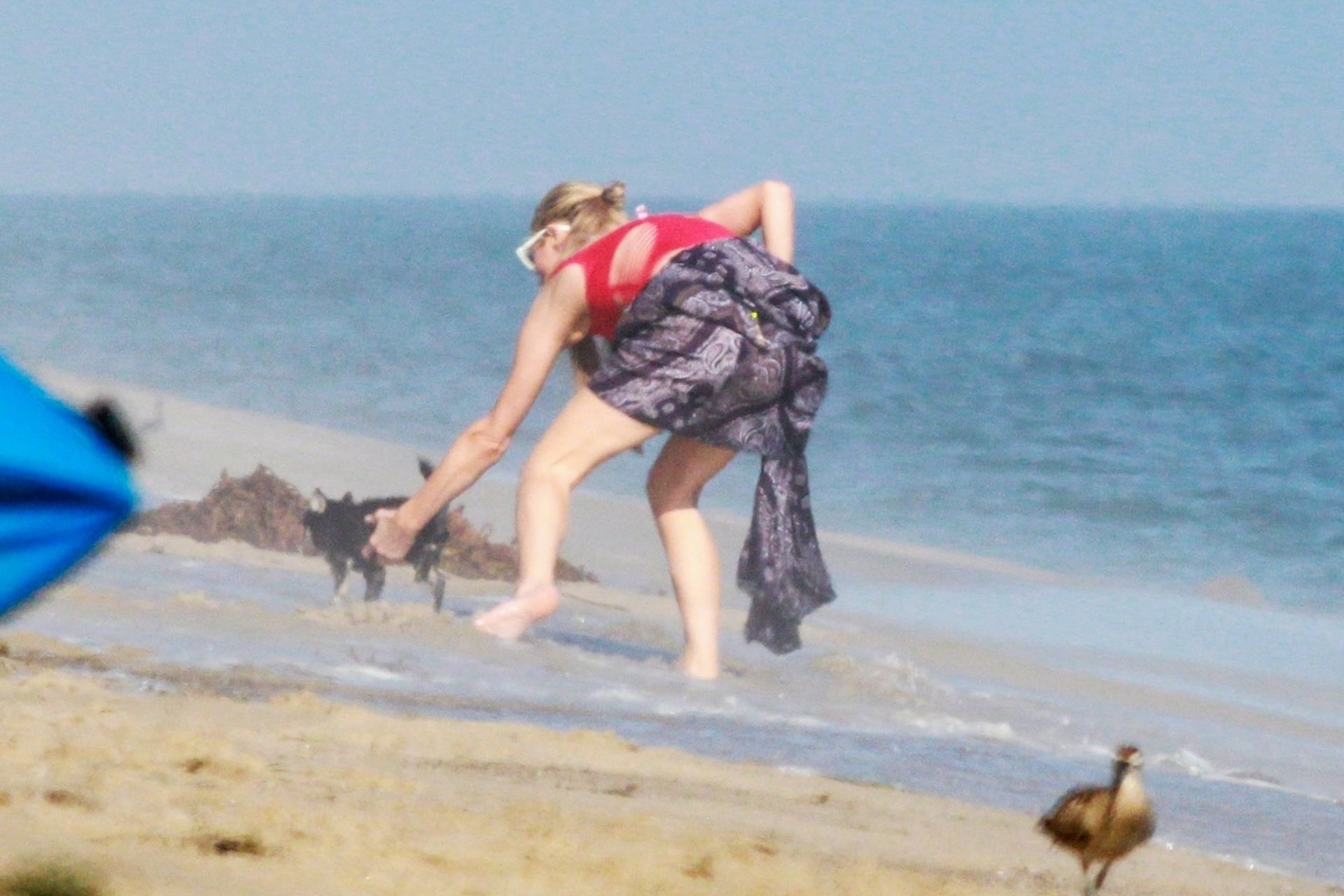 Paris Hilton & Carter Reum Enjoy a Beach Day with Friends (51 Photos)