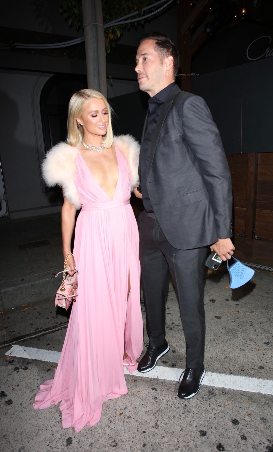 Paris Hilton besucht mit ihrem Verlobten eine Oscar-Pre-Party (100 Neue Fotos)