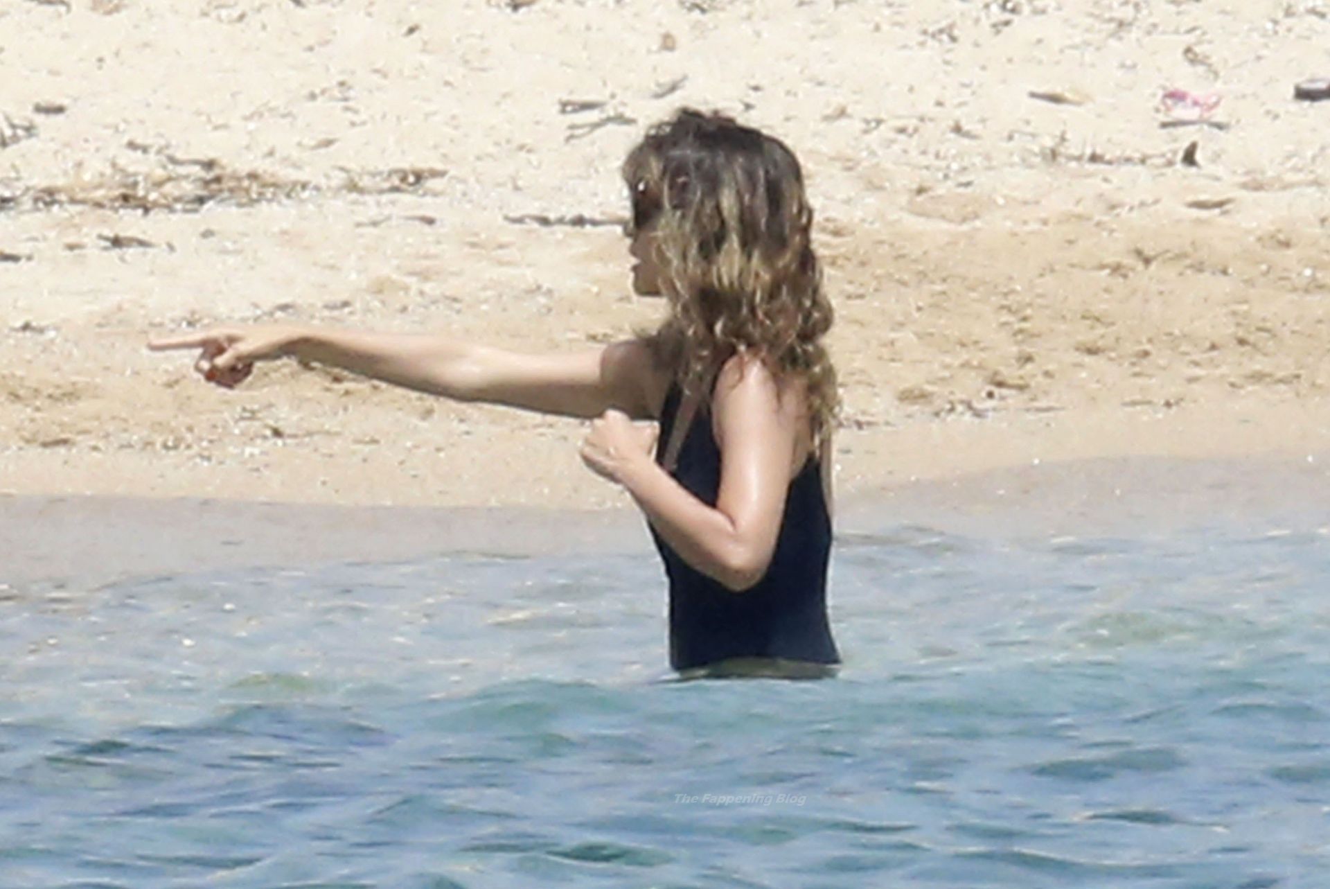 Penelope Cruz & Javier Bardem Enjoy a Day at the Beach in Sardinia (24 Photos)