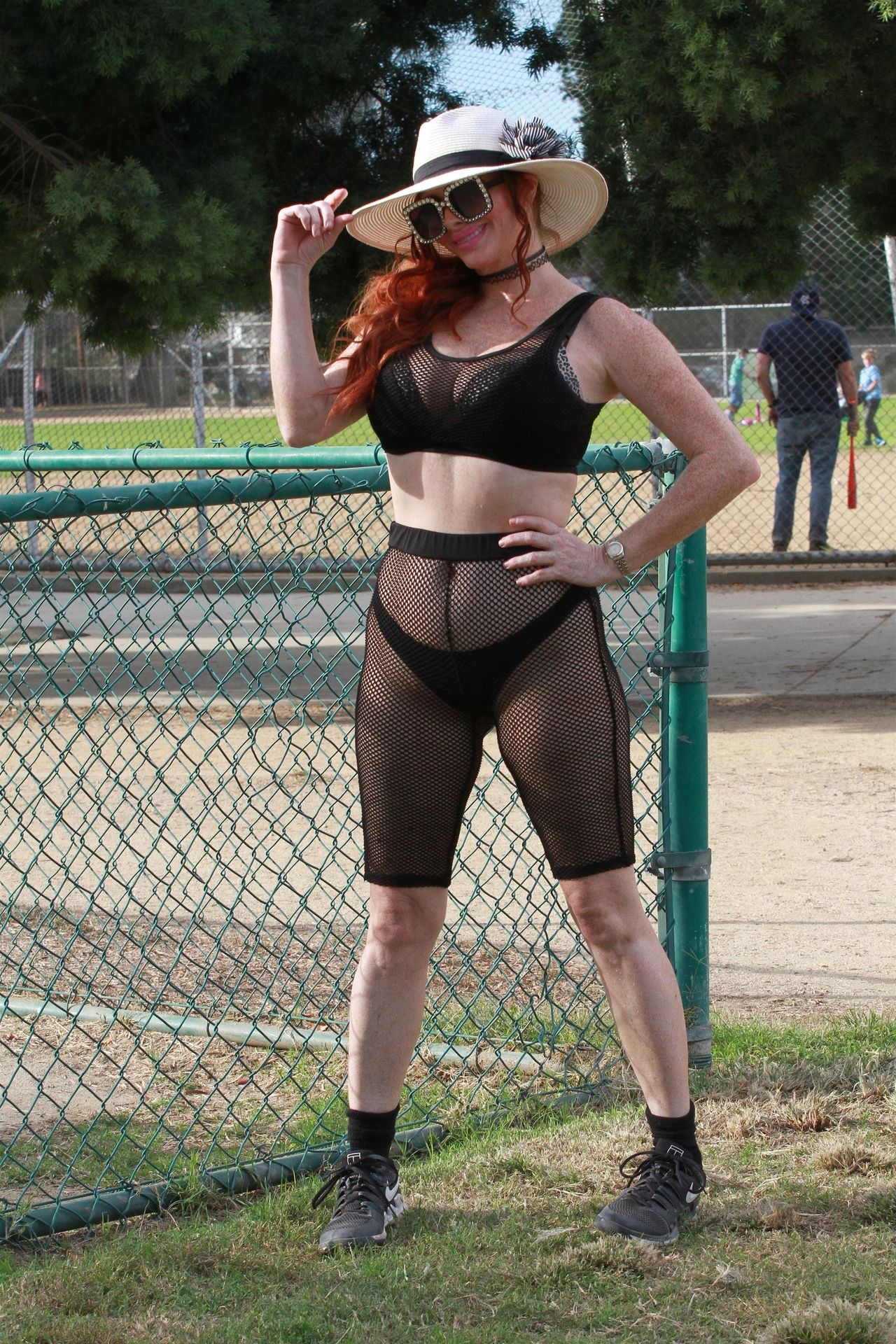 Phoebe Price Gets in a Good Stretch (26 P
hotos)