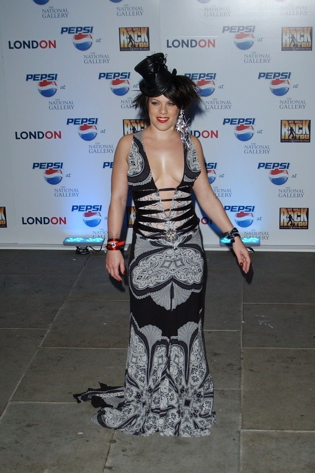 P!nk Shows Off Her Tits at Pepsi Event in Trafalgar Square in London (15 Photos)