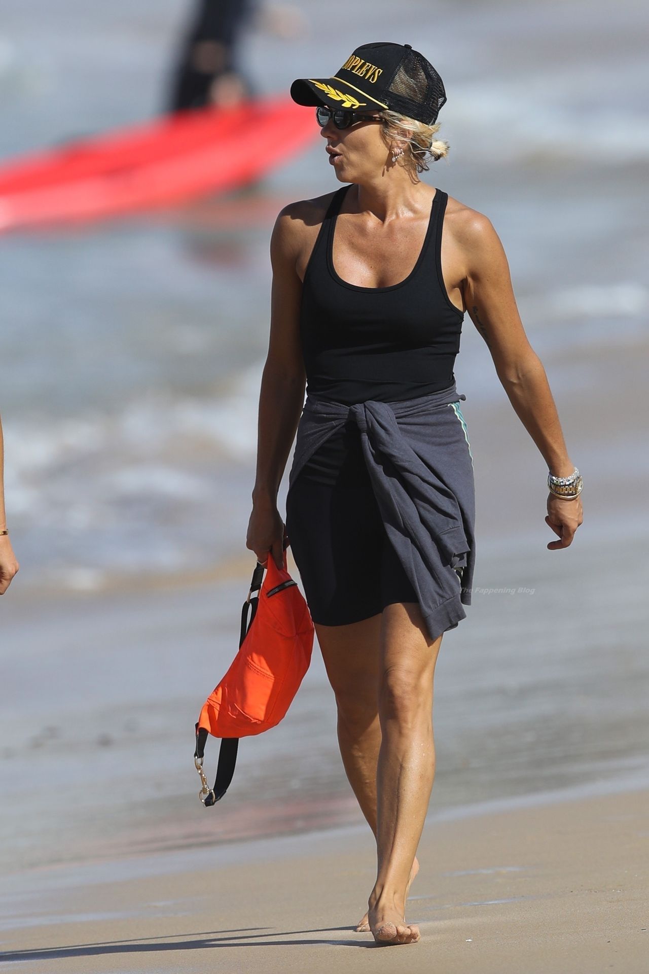 Pip E
dwards is Pictured Beaming While Taking a Walk on Bondi Beach (42 Photos)
