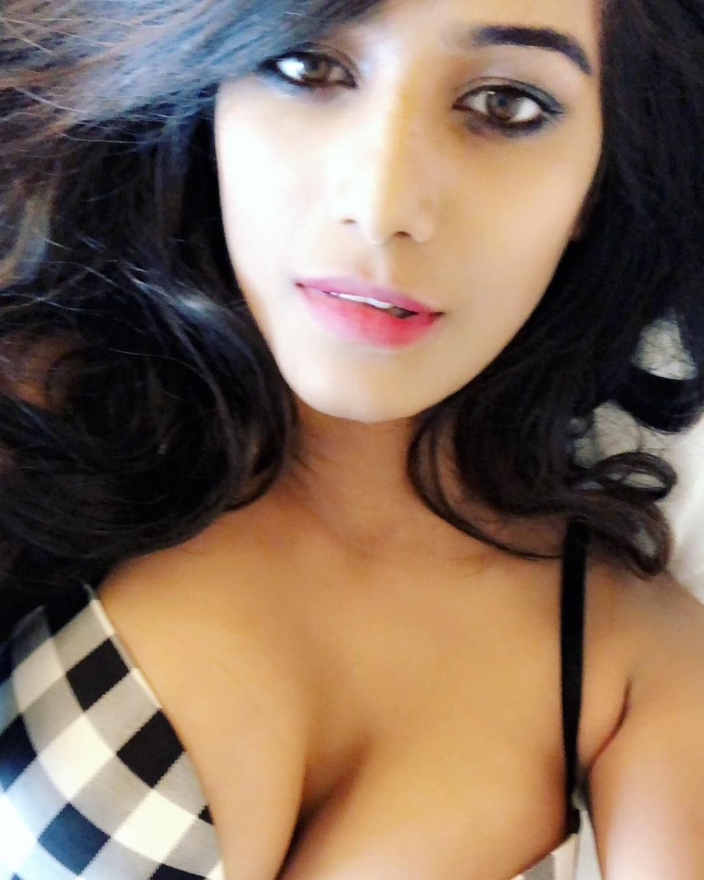 Poonam Pandey Sexy & Topless (46 Photos)