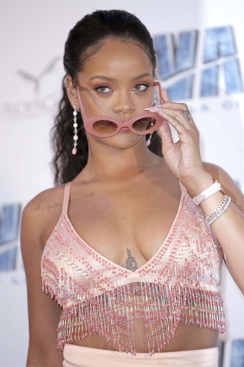 Rihanna Sexy (73 Photos + Videos)