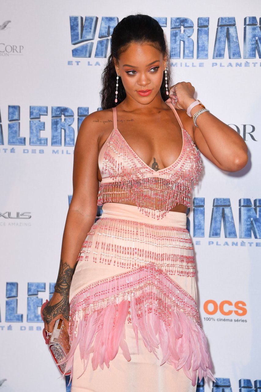 Rihanna Sexy (73 Photos + Videos)