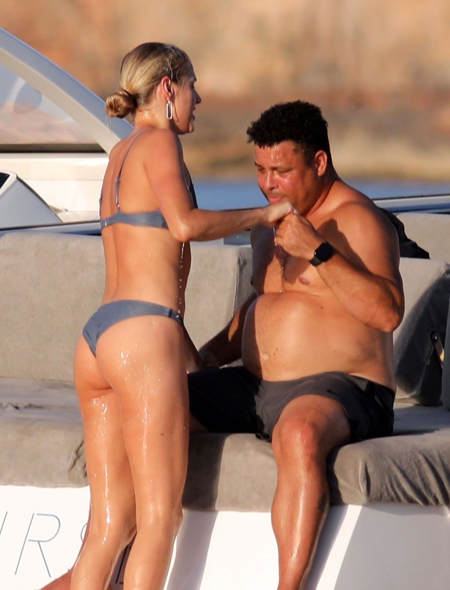 Ronaldo & Celina Locks Enjoy a Day at Sea Aboard a Yacht in Form
entera (41 Photos)