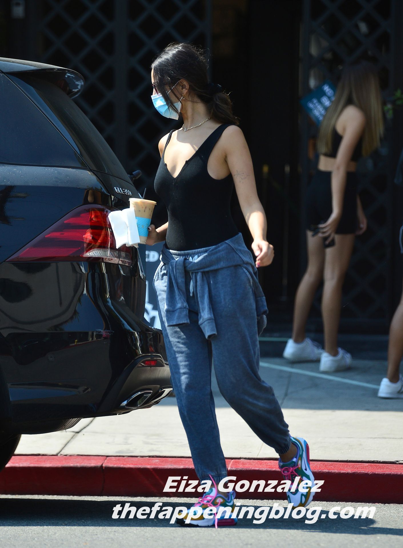 Sexy Eiza Gonzalez Picks Up an Iced Coffee from Alfreds in WeHo (21 Photos)