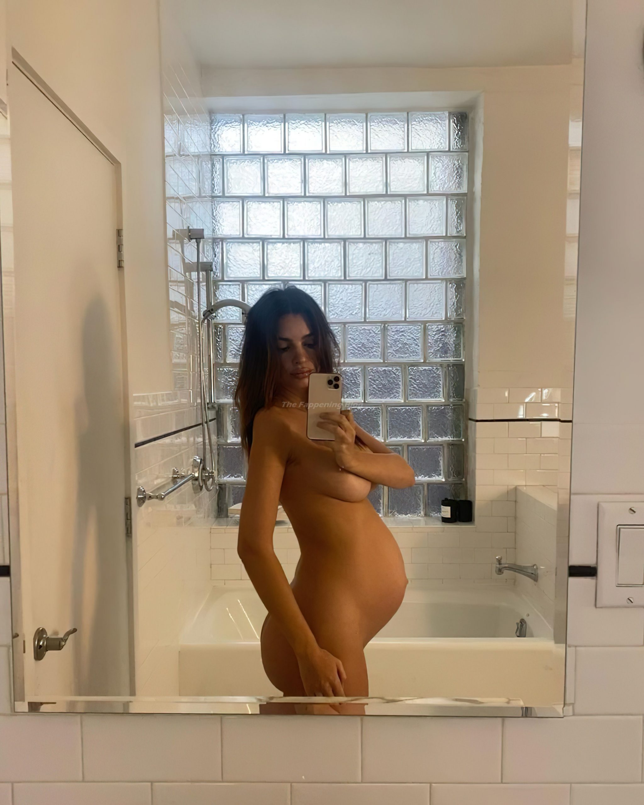 Pregnant Emily Ratajkowski Poses Naked (5 Photos)