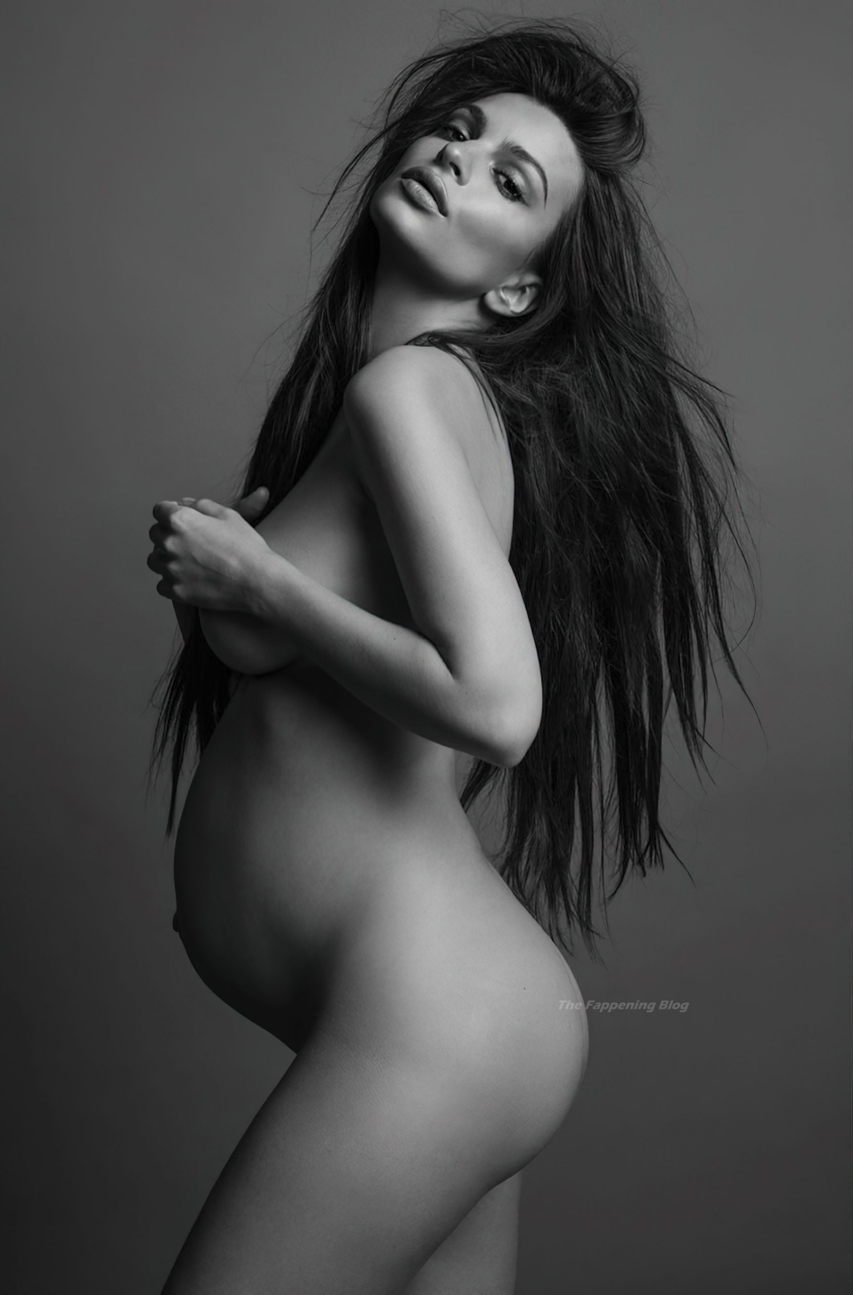Pregnant Emily Ratajkowski Poses Naked (9 Photos)