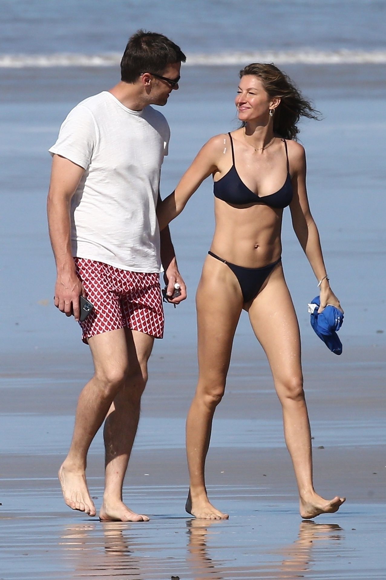 Tom Brady & Gisele Bundchen Pack on the PDA at the Beach (31 Photos)