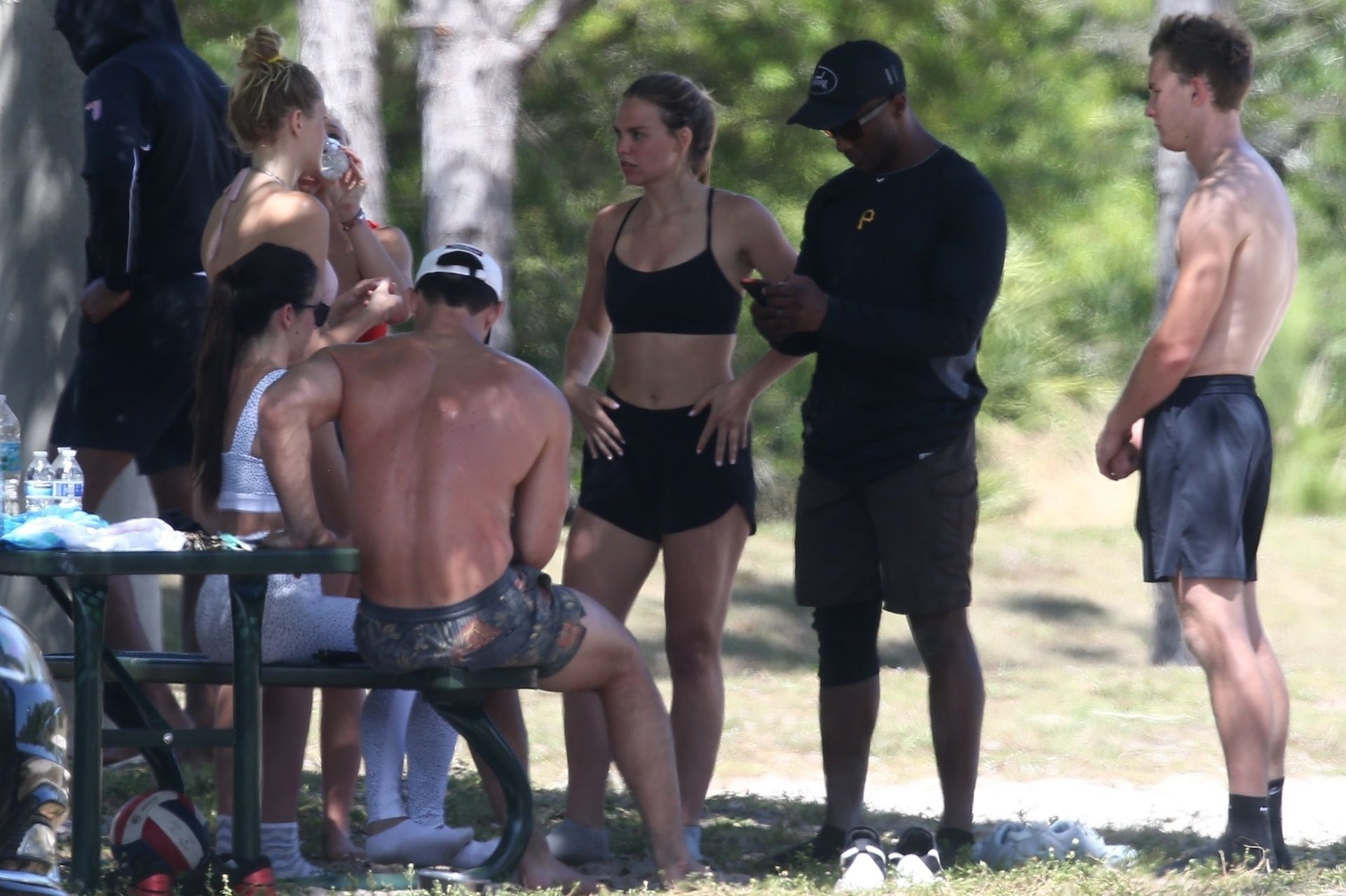 Tyler Cameron & Hannah Brown Are Doing Some Workout With a Group of People (39 Photos)
