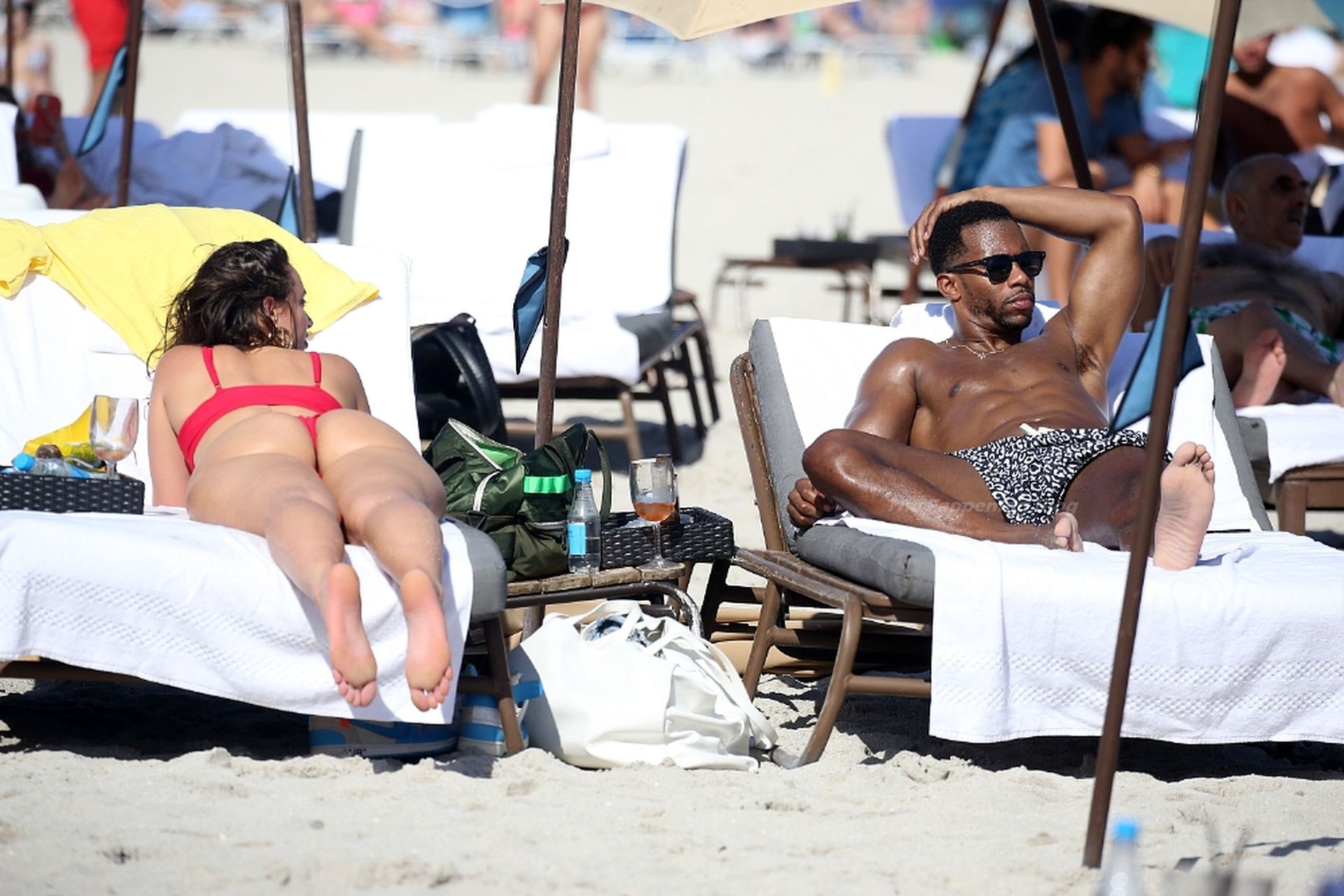 Victor Cruz is Seen on the Beach with YesJu
lz in Miami (26 Photos)