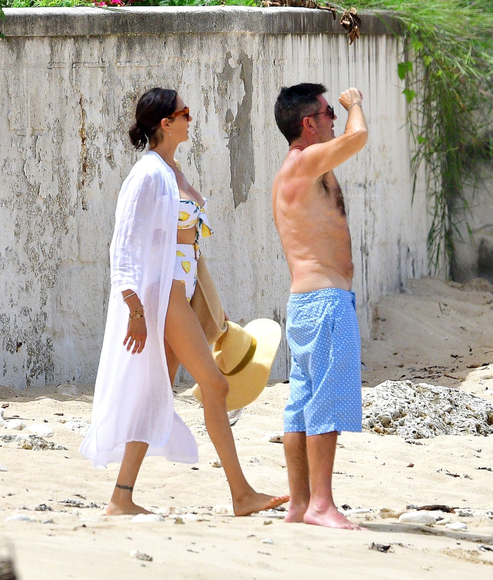 Sim
on Cowell & Lauren Silverman Enjoy a Relaxing Day on the Beach in Barbados (46 Photos)