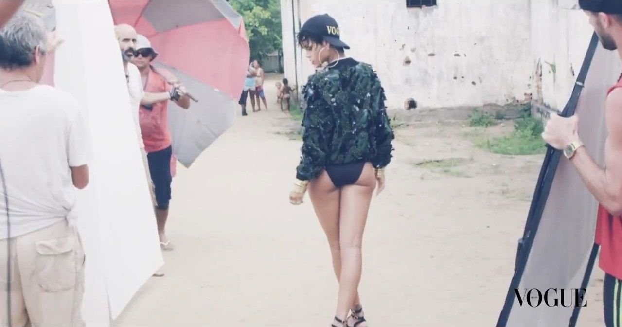 Rihanna Topless (77 Photos + GIF & Video)