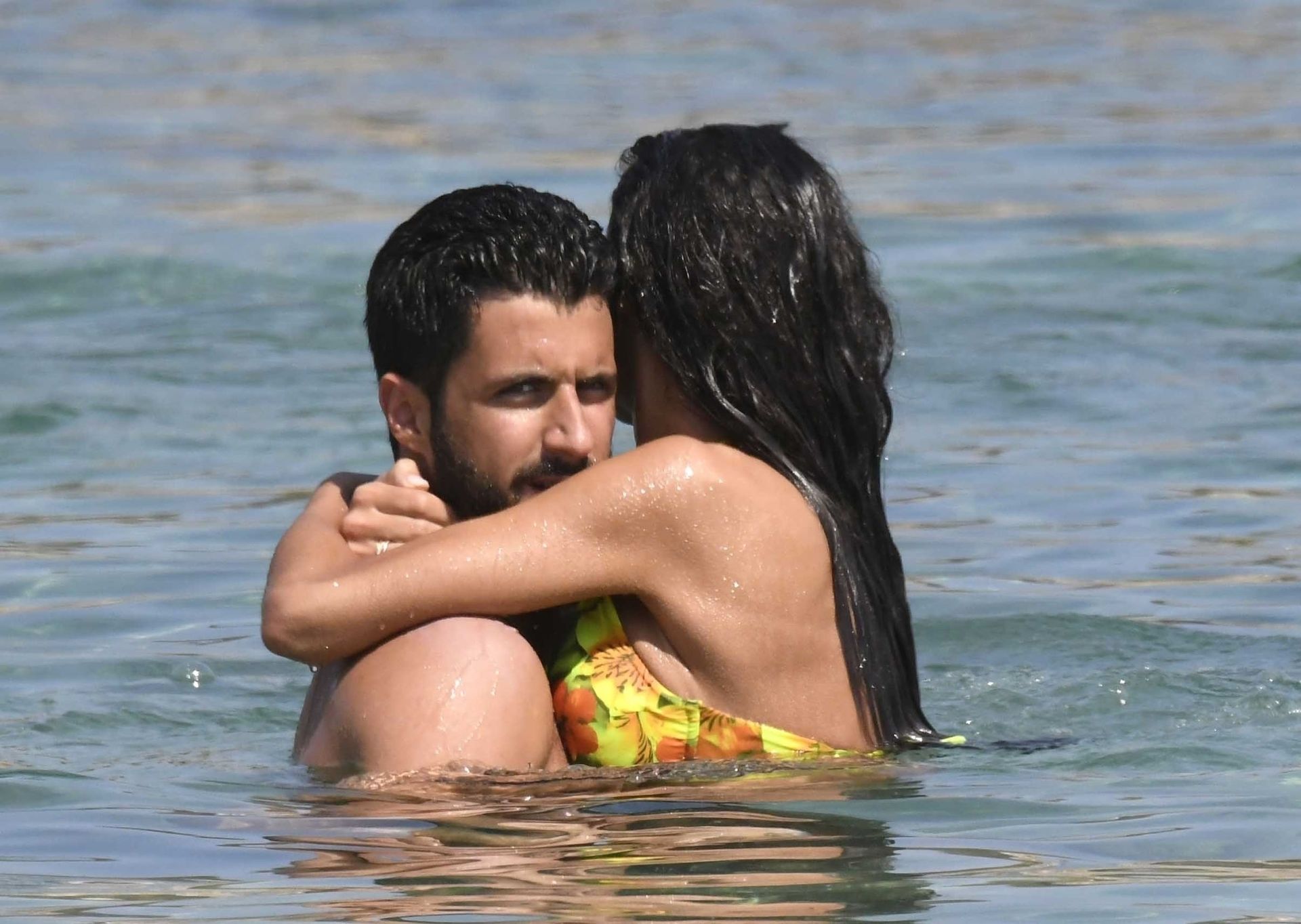 Raffaella Fico はミコノス島のビーチで彼女の新しいボーイフレンドとの一日を楽しんでいます (50 写真)