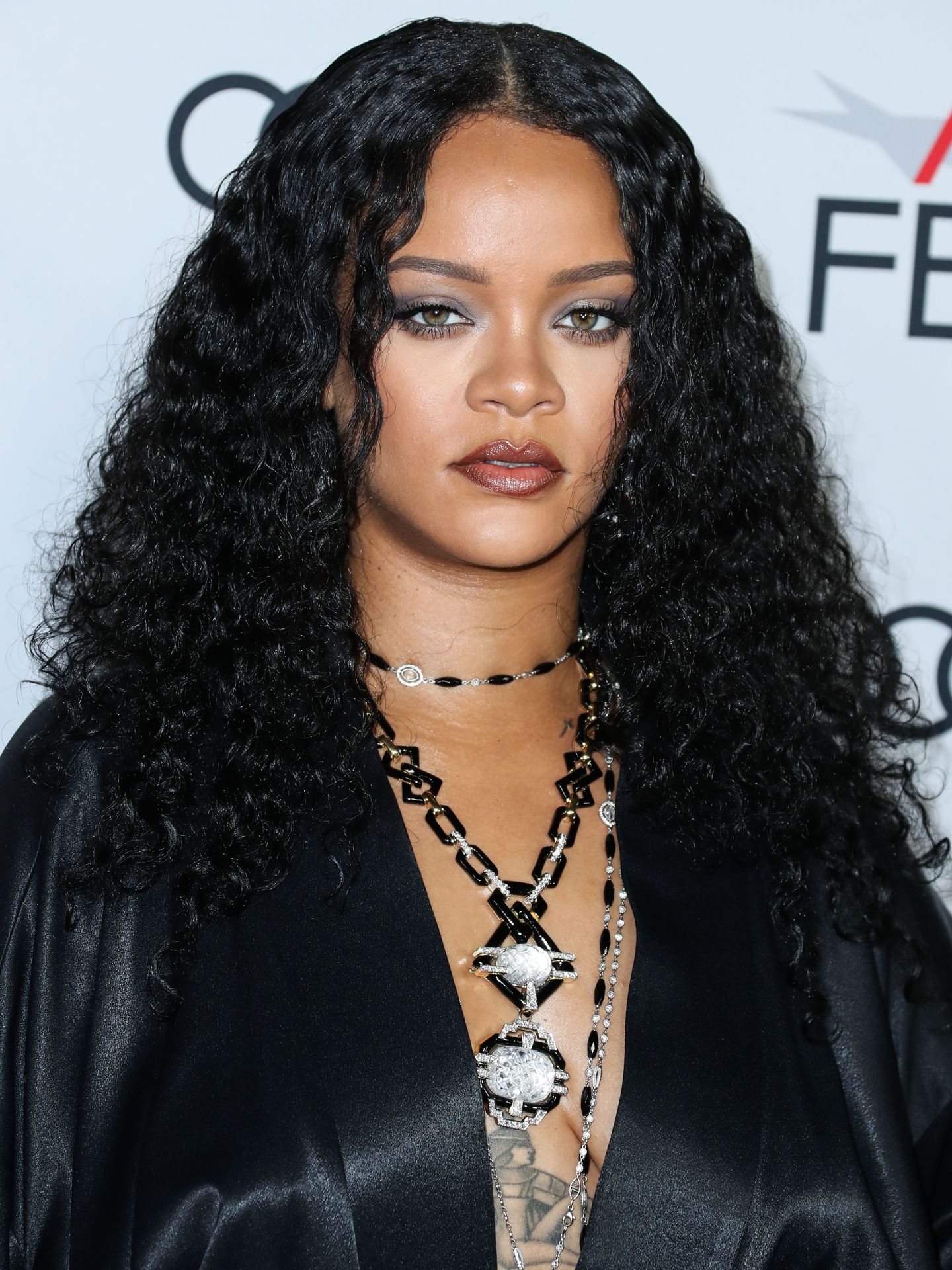 Rihanna Braless (100 Photos)