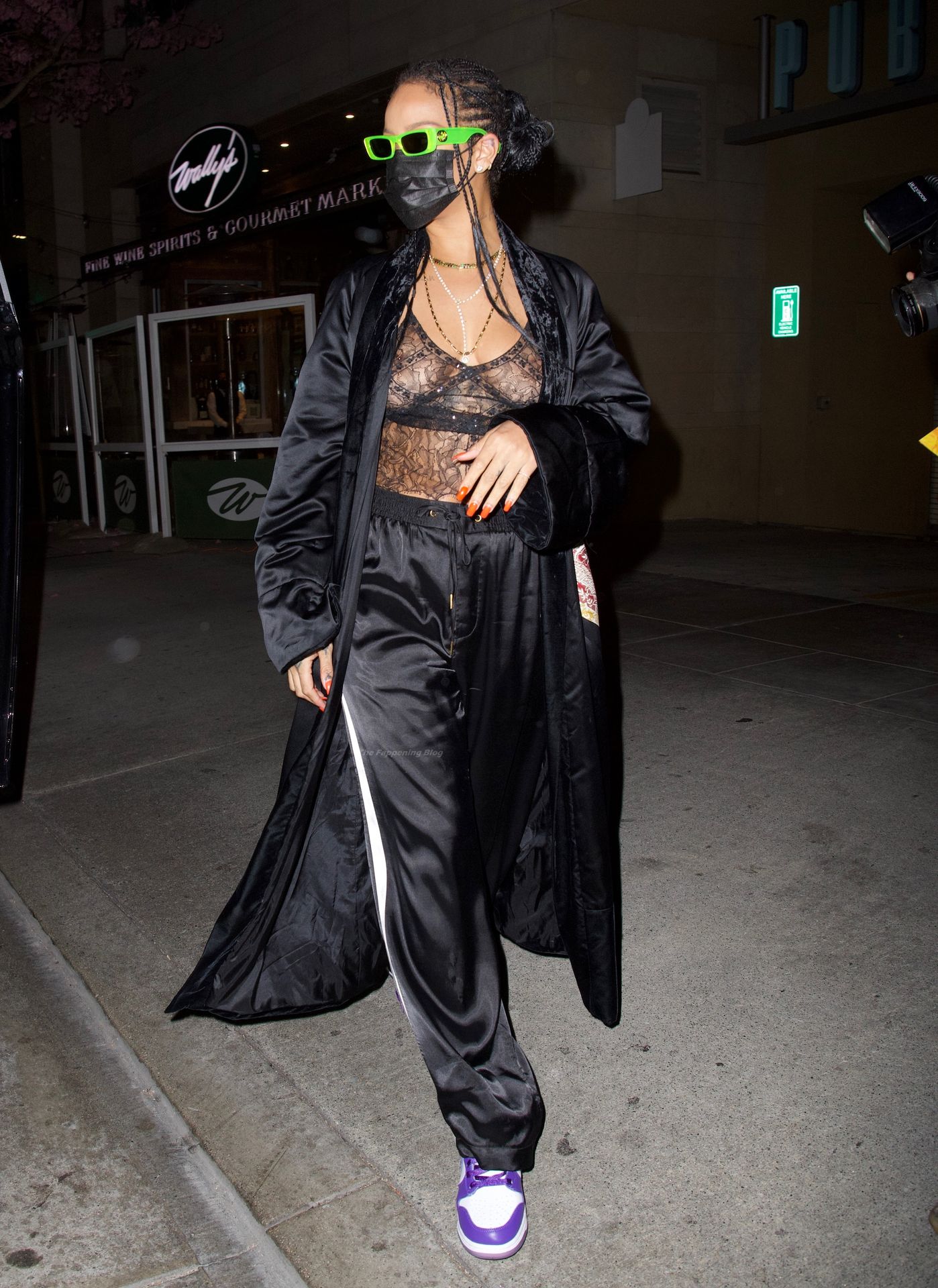 Rihanna Looks Fashionable While Grabbing Dinner at Wallys in Beverly Hills (77 Photos)