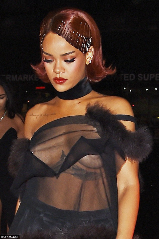 Rihanna Nipple Slip (8 Photos)