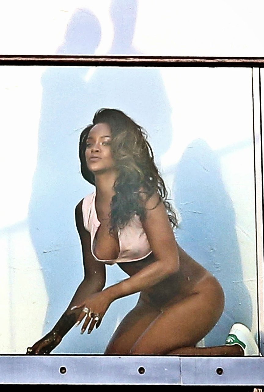 Rihanna Nude & Sexy (23 Photos)