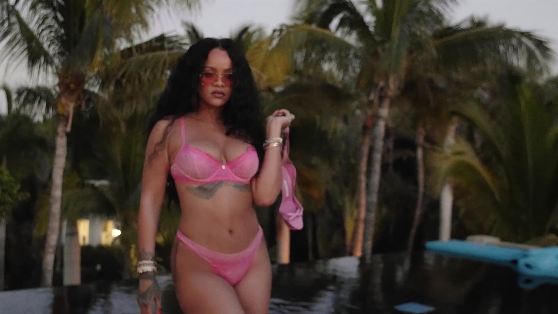 Rihanna Presents Her New #SavageXSummer Collecti
on (43 Pics + GIFs + Video)
