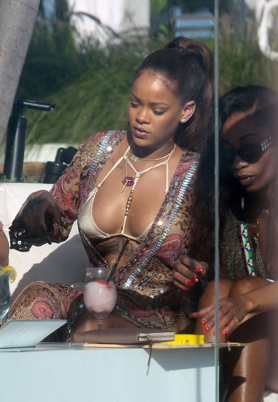Rihanna Sexy (24 Photos)