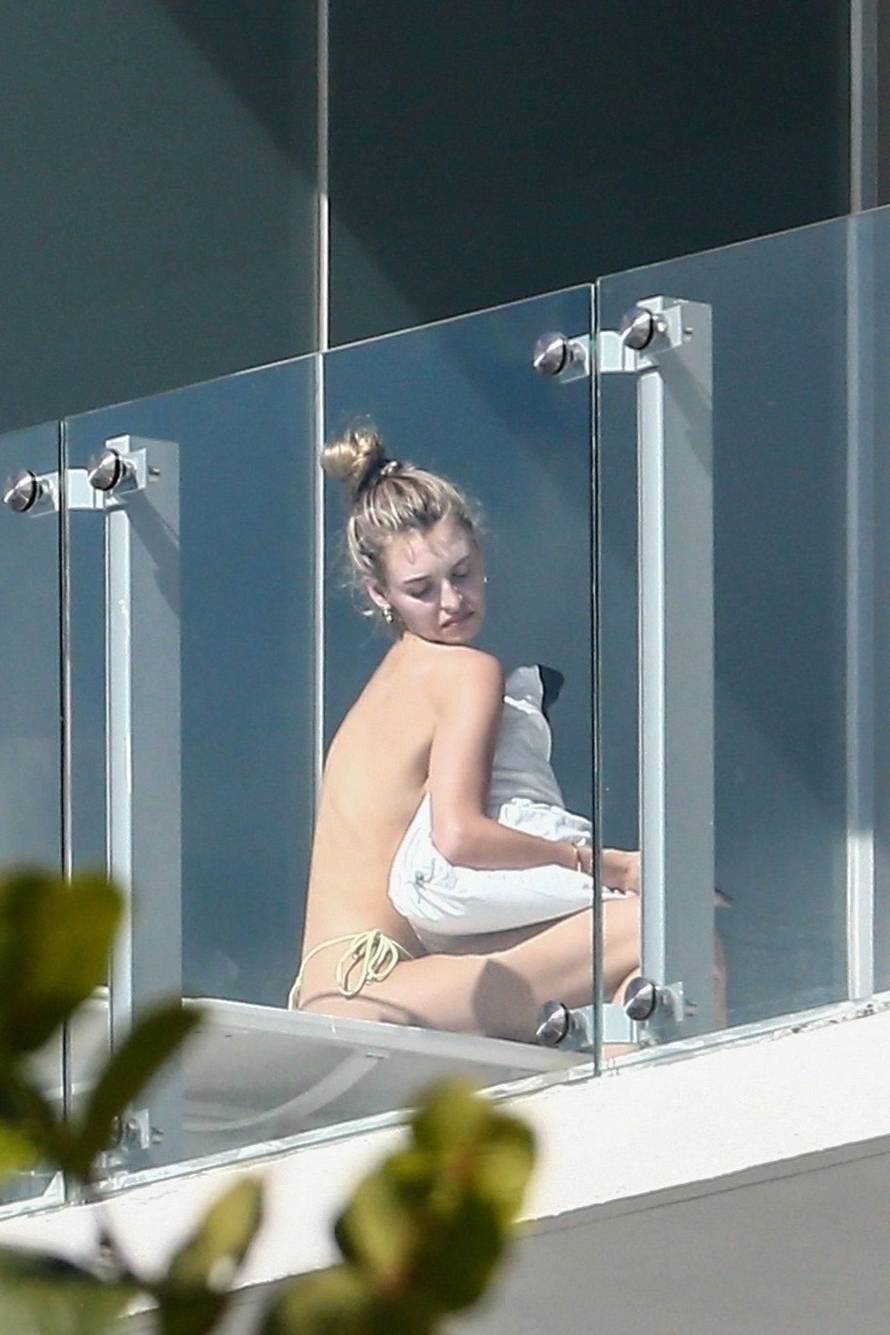 Roosmarijn de Kok Sunbathes Topless in Miami (35 Photos)