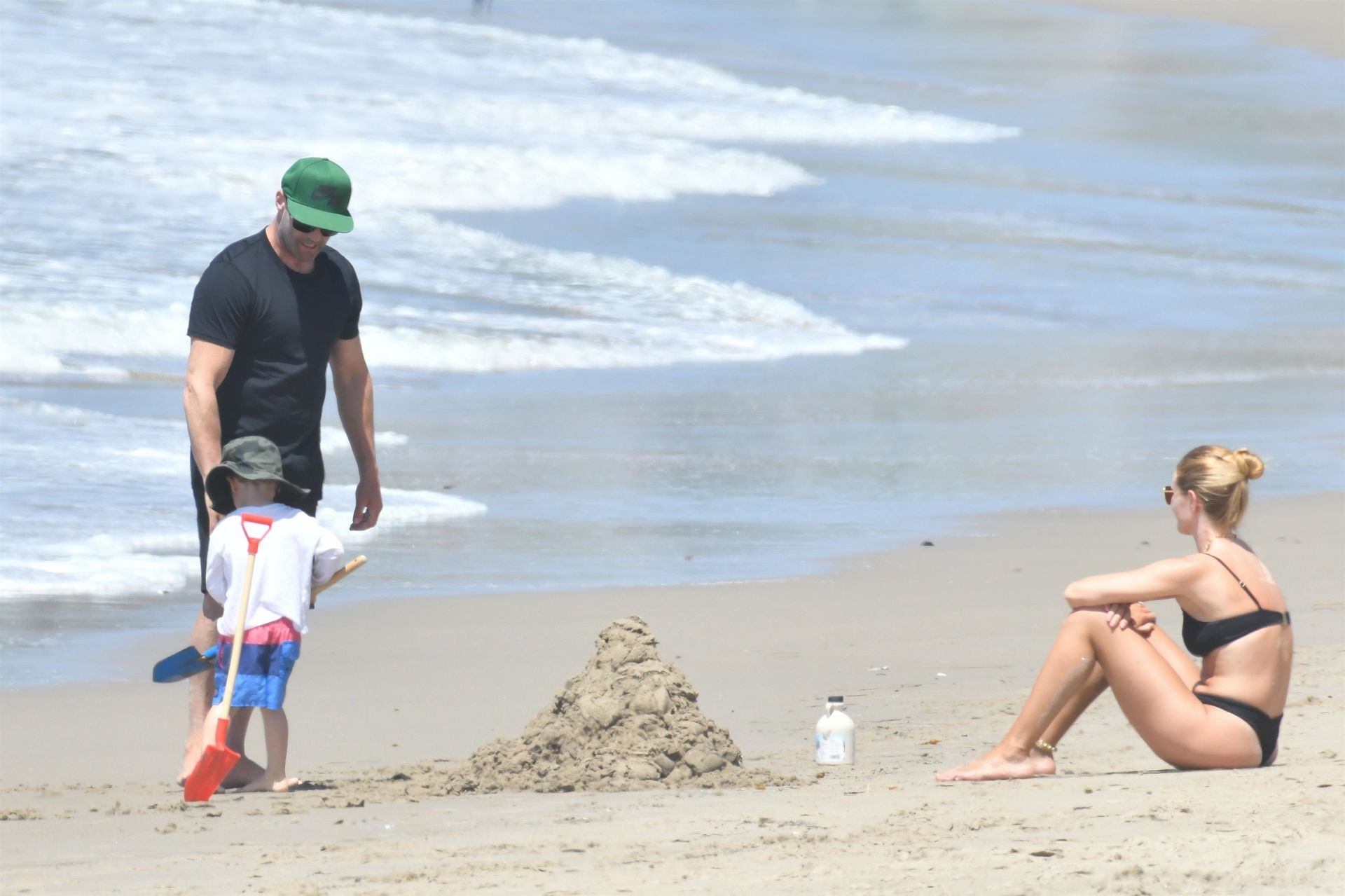 Rosie Huntington-Whiteley & Jason Statham Enjoy a Day on the Beach (70 Photos)