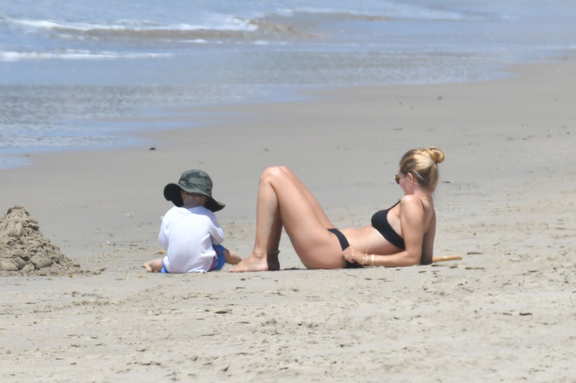 Rosie Huntington-Whiteley & Jason Statham Enjoy a Day on the Beach (70 Photos)