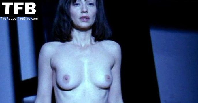 Samantha Mathis Nude & Sexy Collection (13 Photos)