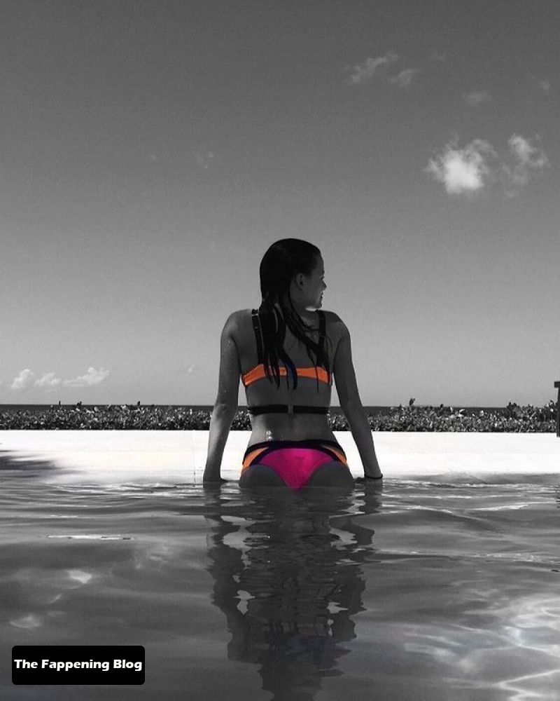 Sara Waisglass Topless & Sexy Collection (44 Photos + Videos)