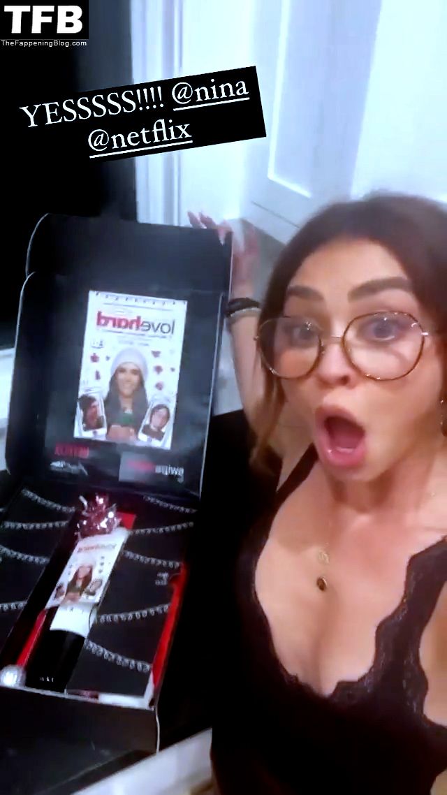Sarah Hyland Flashes Her Nude Tits (7 Pics + Video)