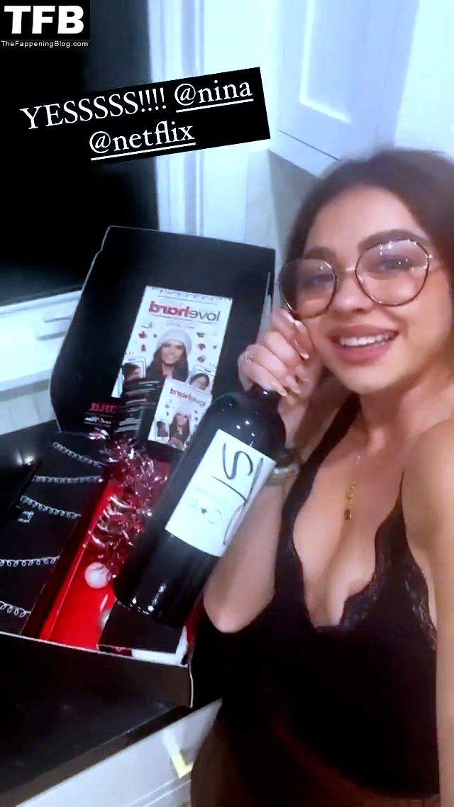 Sarah Hyland Flashes Her Nude Tits (7 Pics + Video)