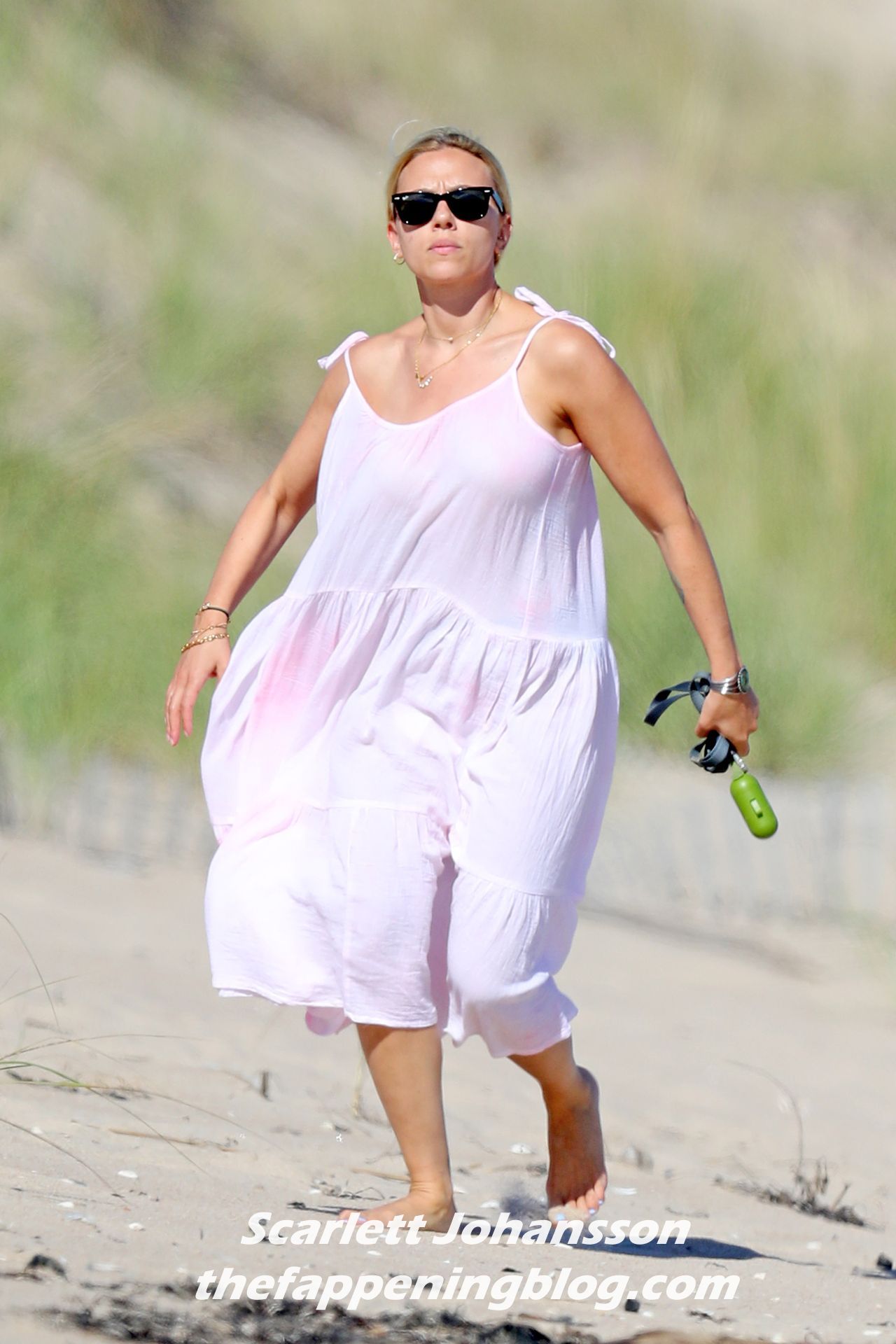Scarlett Johans
son is Spotted on the Beach in The Hamptons (33 Photos)