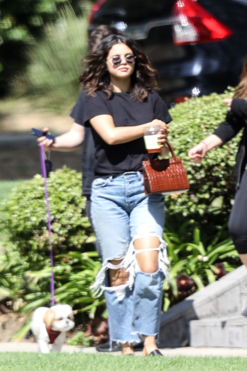 Selena Gomez Braless (23 Photos)