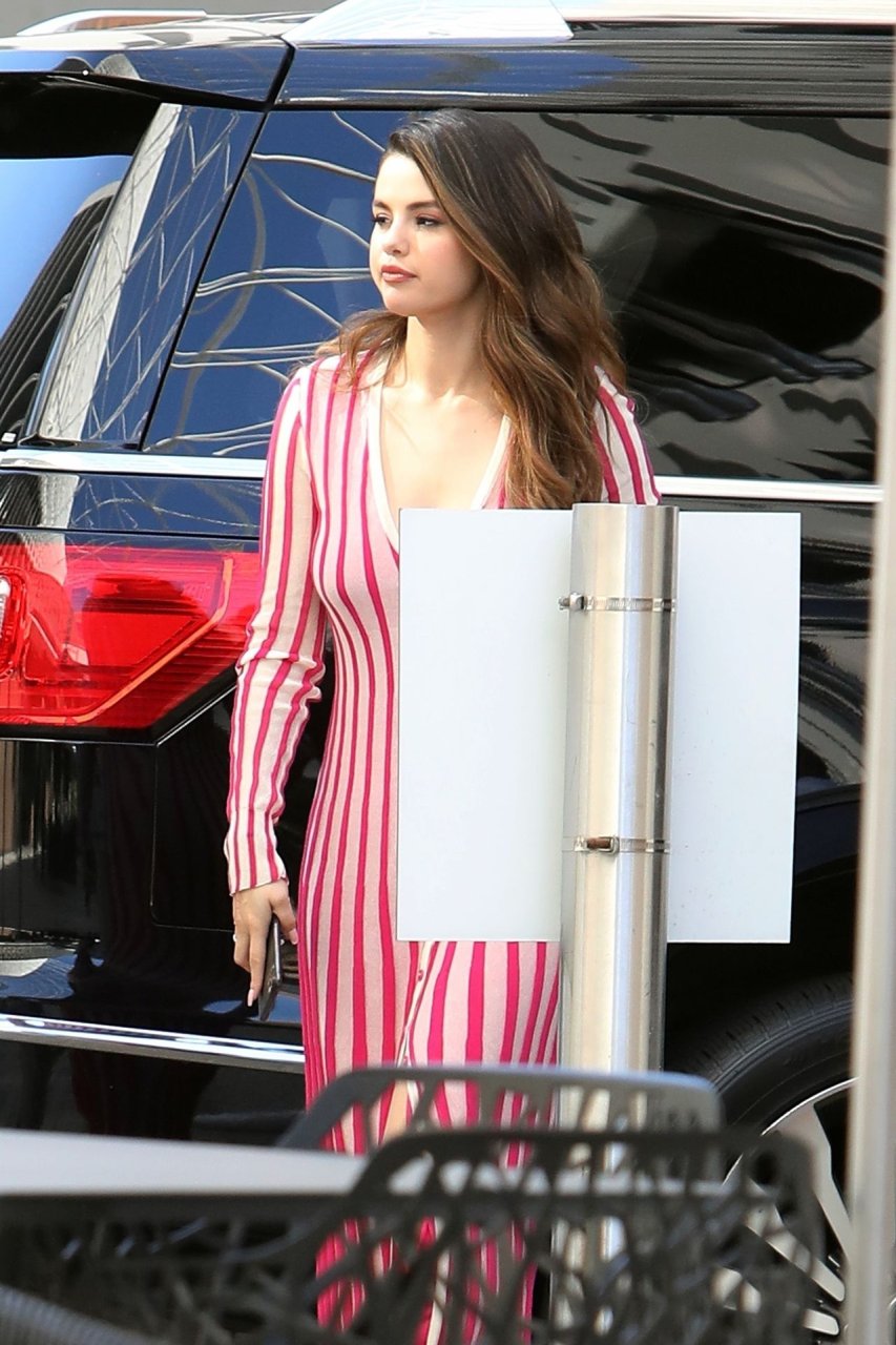 Selena Gomez Hot (46 Photos + Video)