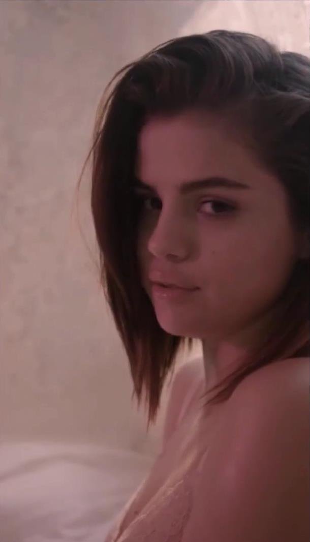 Selena Gomez Sexy (22 Pics & Video)