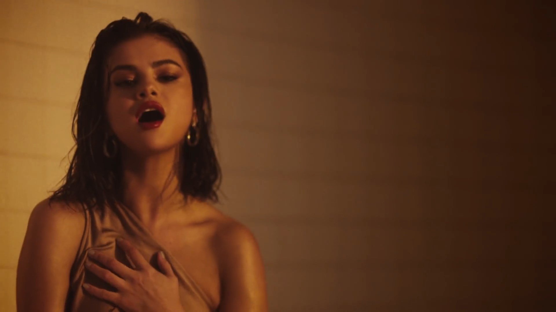 Selena Gomez Sexy  - Wolves (2017) 1080p