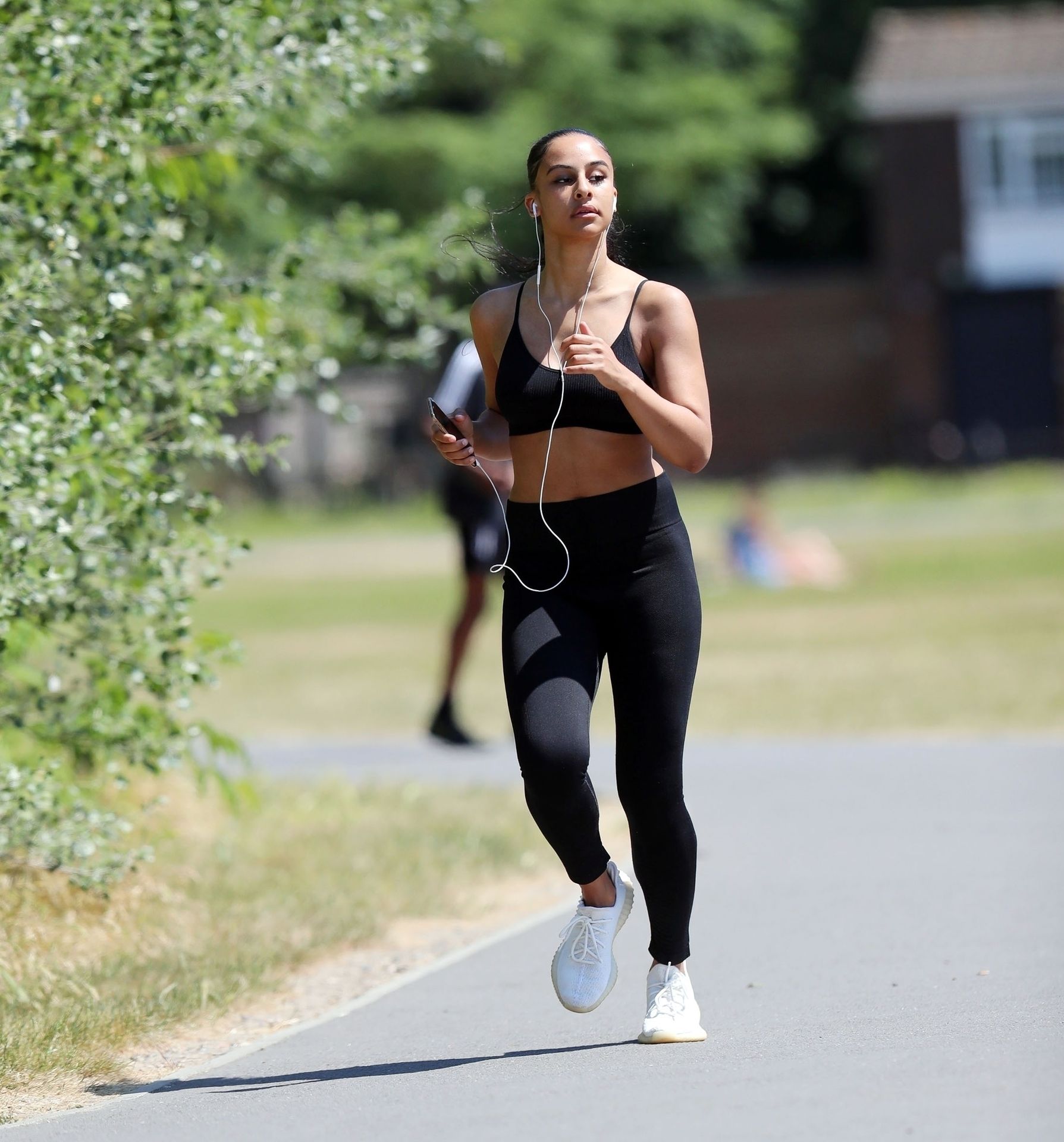 Sha
ri Halliday Shows Off Her Fit Body in a London Park (46 Photos)