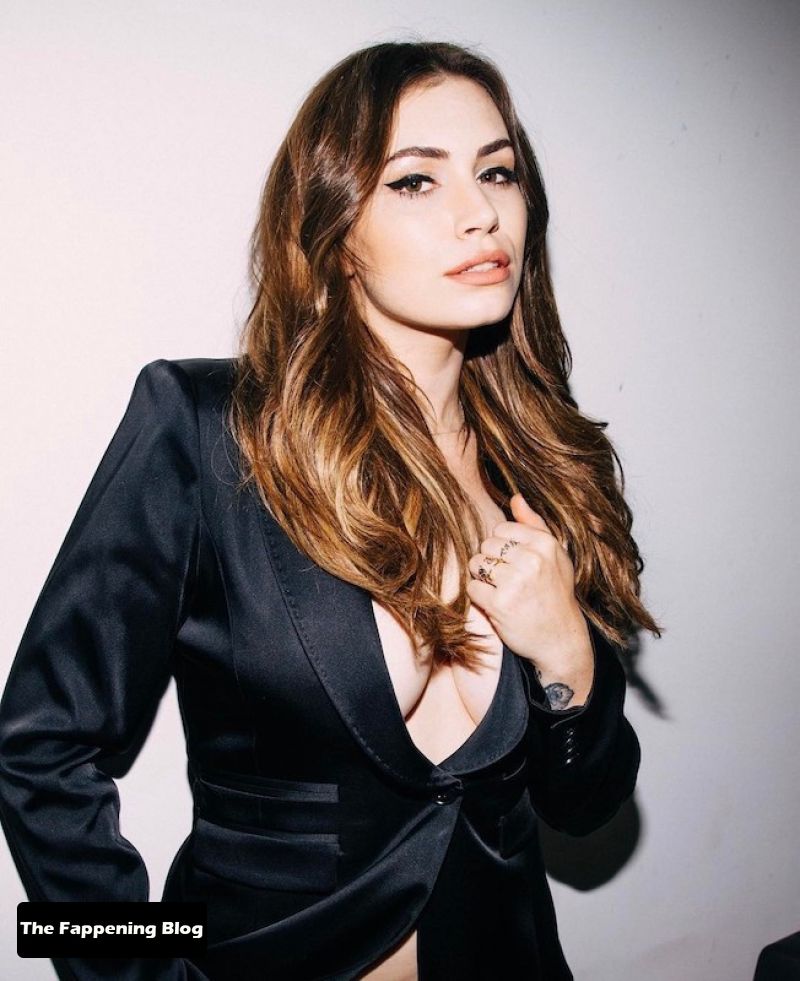 Sophie Simmons Nude & Sexy Collection (35 Photos + Video)