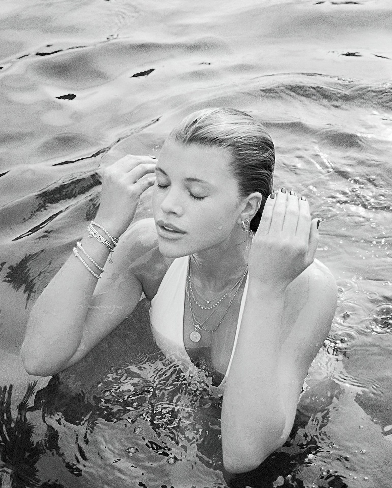 Sofia Richie Sexy & Topless (14 Photos)
