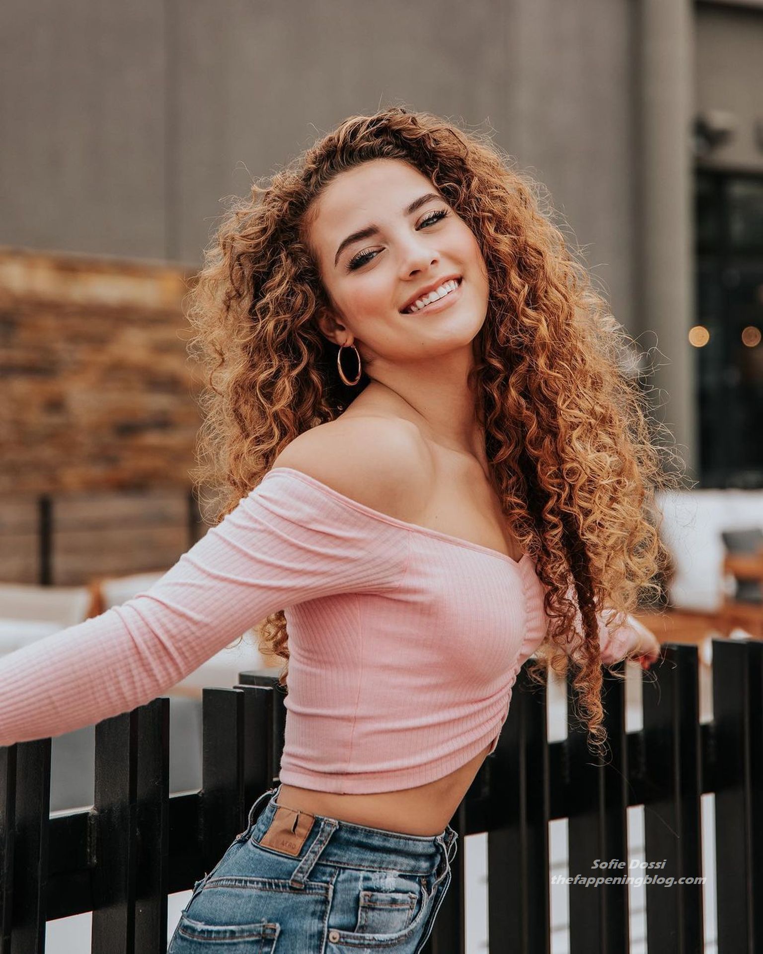 Sofie Dossi Shows Off Her Ass & Tits (36 Photos + Videos)
